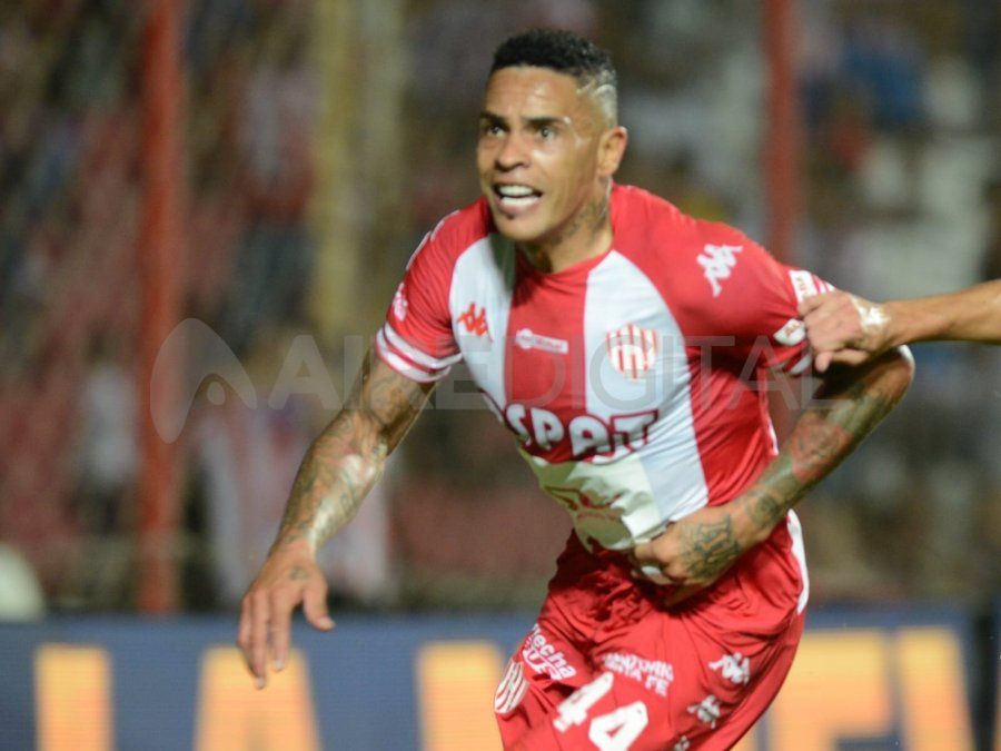 Jonatan Álvez no se quiso perder el clásico santafesino y comenzará el encuentro desde el banco