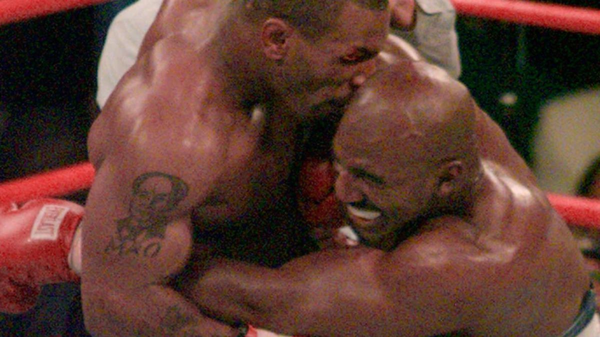 El mordisco de Mike Tyson a Evander Holyfield el 28 de junio de 1997. El mordisco de Mike Tyson a Evander Holyfield el 28 de junio de 1997.
