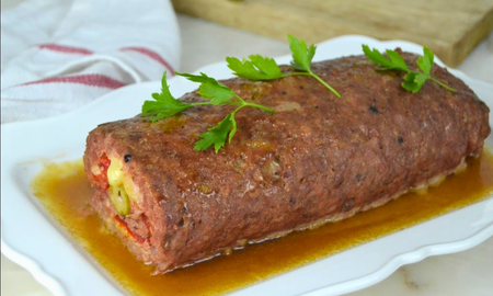 El arrollado de carne picada es una opción versátil y práctica para cualquier ocasión El arrollado de carne picada es una opción versátil y práctica para cualquier ocasión
