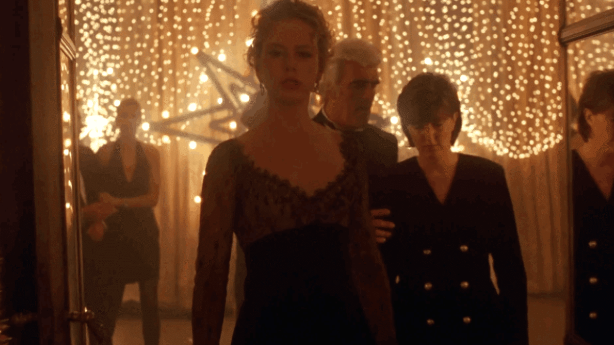 Captura de la película Ojos bien cerrados. Fanáticos aseguran que el hombre de pelo blanco es una referencia a Jeffrey Epstein.