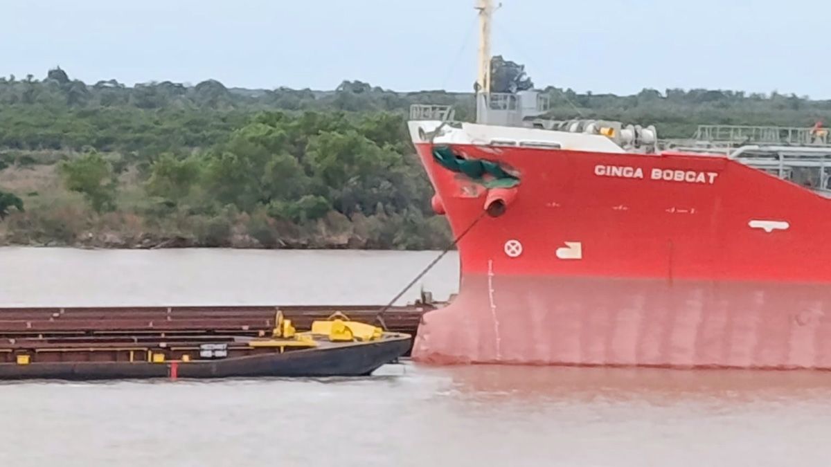 El choque ocurrió frente a la ribera central de Rosario y provocó que una de las barcazas se partiera en dos. El momento quedó registrado en videos grabados desde la costa. El choque ocurrió frente a la ribera central de Rosario y provocó que una de las barcazas se partiera en dos. El momento quedó registrado en videos grabados desde la costa.
