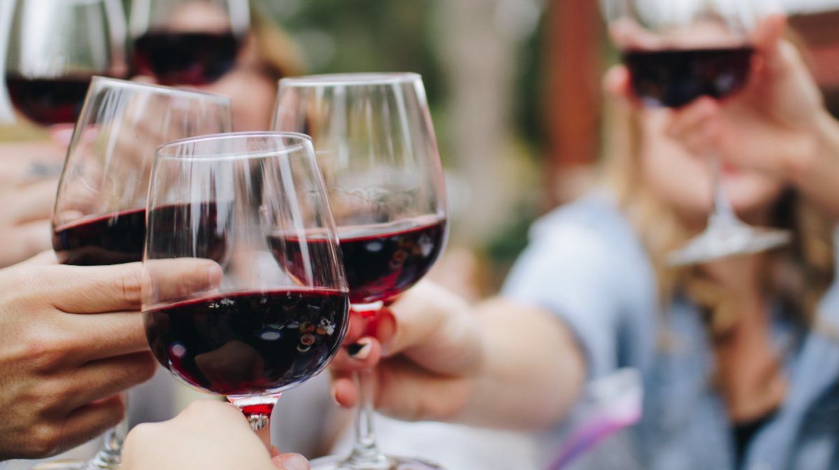 Tomar vino mientras comemos hace que el sabor de las comidas se perciba de modo más intenso.