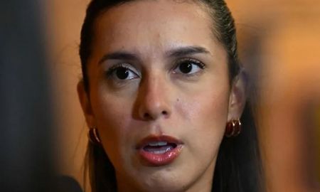 Emocionada, la abogada santiagueña regresó al país tras el fallo que le permitió retirarse la tobillera electrónica. Emocionada, la abogada santiagueña regresó al país tras el fallo que le permitió retirarse la tobillera electrónica.