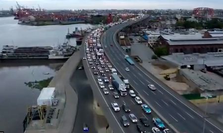 La Autopista Buenos Aires - La Plata colapsó este lunes tras las últimas medidas nacionales por el coronavirus. La Autopista Buenos Aires - La Plata colapsó este lunes tras las últimas medidas nacionales por el coronavirus.