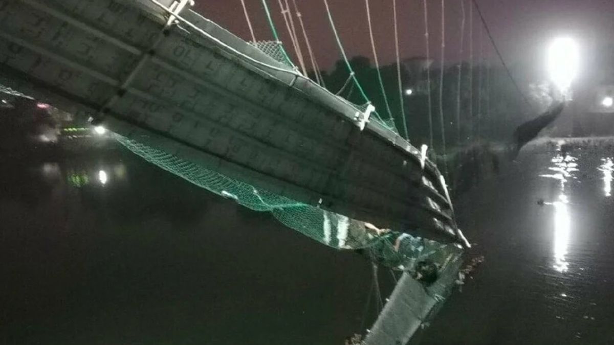 Elevan a 137 la cifra de muertos por el colapso de un puente colgante en India.