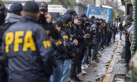 Se acabaron los piquetes y vamos a actuar una y otra vez contra quienes tiren piedras, dijo la ministra de Seguridad, Patricia Bullrich. Se acabaron los piquetes y vamos a actuar una y otra vez contra quienes tiren piedras, dijo la ministra de Seguridad, Patricia Bullrich.
