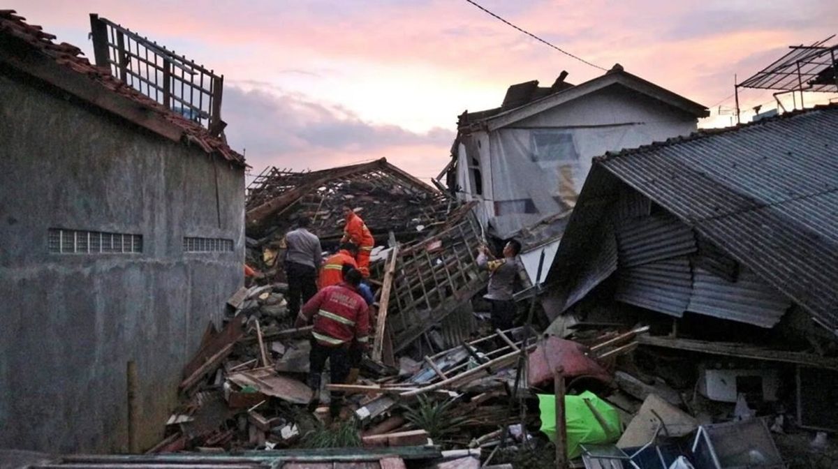 Al menos 25 personas continúan atrapadas bajo los escombros por el terremoto en Java