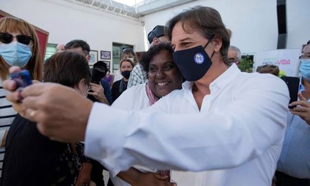 El presidente de Uruguay, Luis Lacalle Pou, tras votar en Canelones. El presidente de Uruguay, Luis Lacalle Pou, tras votar en Canelones.