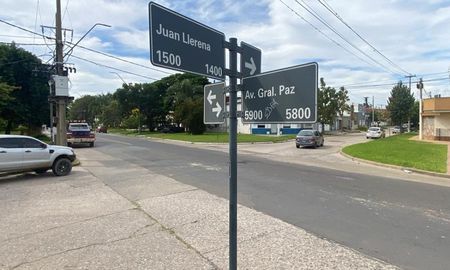 El siniestro ocurrió en avenida General Paz y Llerena, en el norte de Santa Fe. El motociclista, de unos 60 años, fue trasladado de urgencia al hospital. El siniestro ocurrió en avenida General Paz y Llerena, en el norte de Santa Fe. El motociclista, de unos 60 años, fue trasladado de urgencia al hospital.