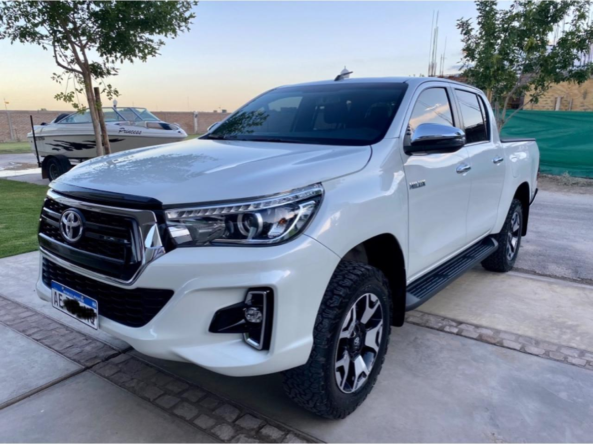 Su hija tomada de la mano cuando de imprevisto una camioneta Toyota Hilux de color blanco se detuvo a su lado.- Foto Iustrativa-