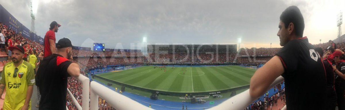 El estadio se llen&oacute; de hinchas de Col&oacute;n antes que comience la final