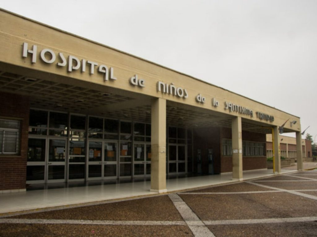 La niña se clavó el vaso en el pecho y murió.