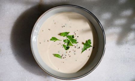 La receta fácil y deliciosa para preparar salsa de tahini y limón. La receta fácil y deliciosa para preparar salsa de tahini y limón.