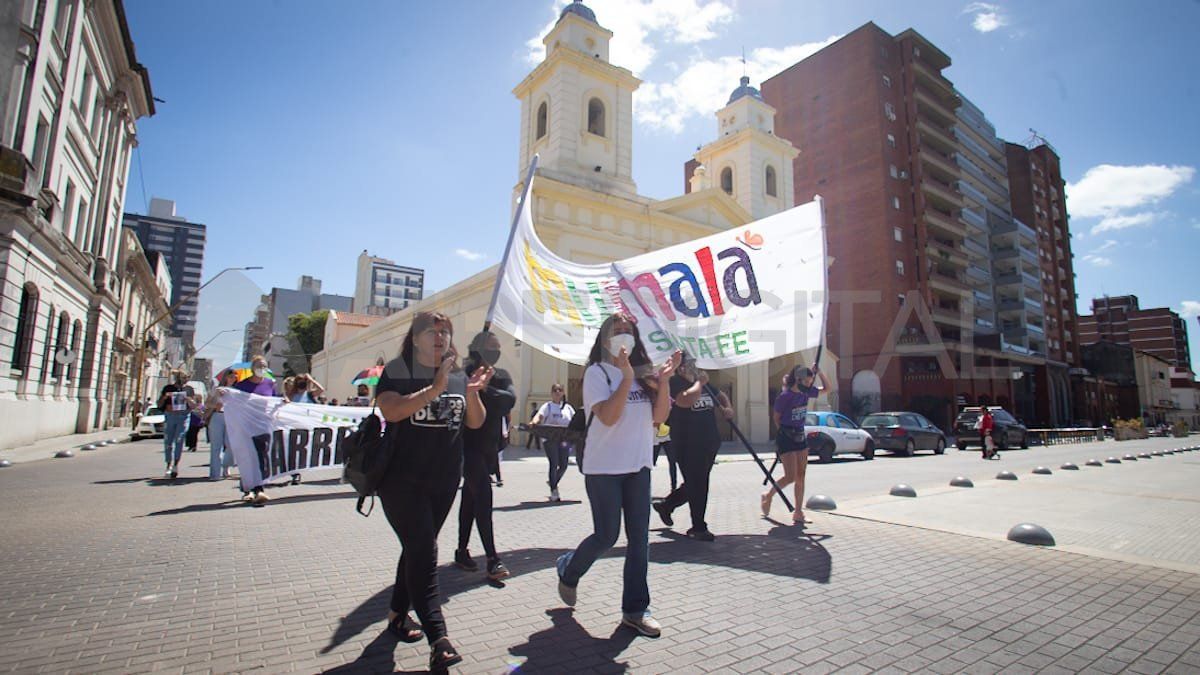 Contra la violencia de g&eacute;nero y los femicidios: las manifestantes se movilizaron desde el Ministerio de Igualdad y G&eacute;nero al de Seguridad y luego a Casa de Gobierno.