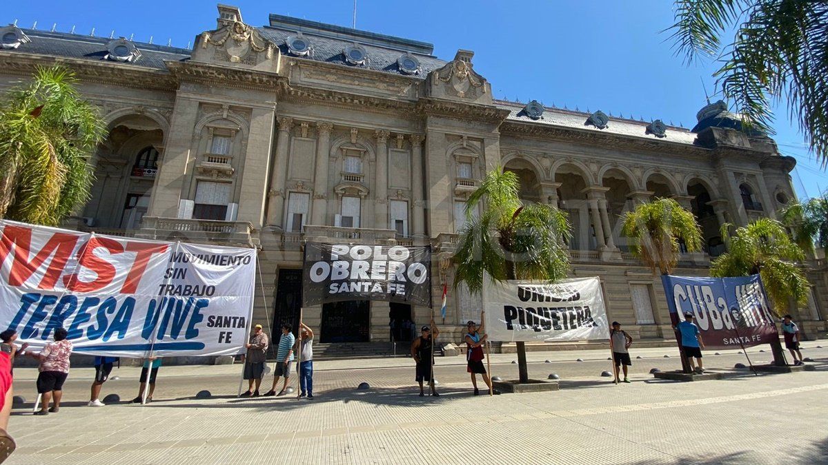 Los manifestantes se concentran en Plaza 25 de Mayo