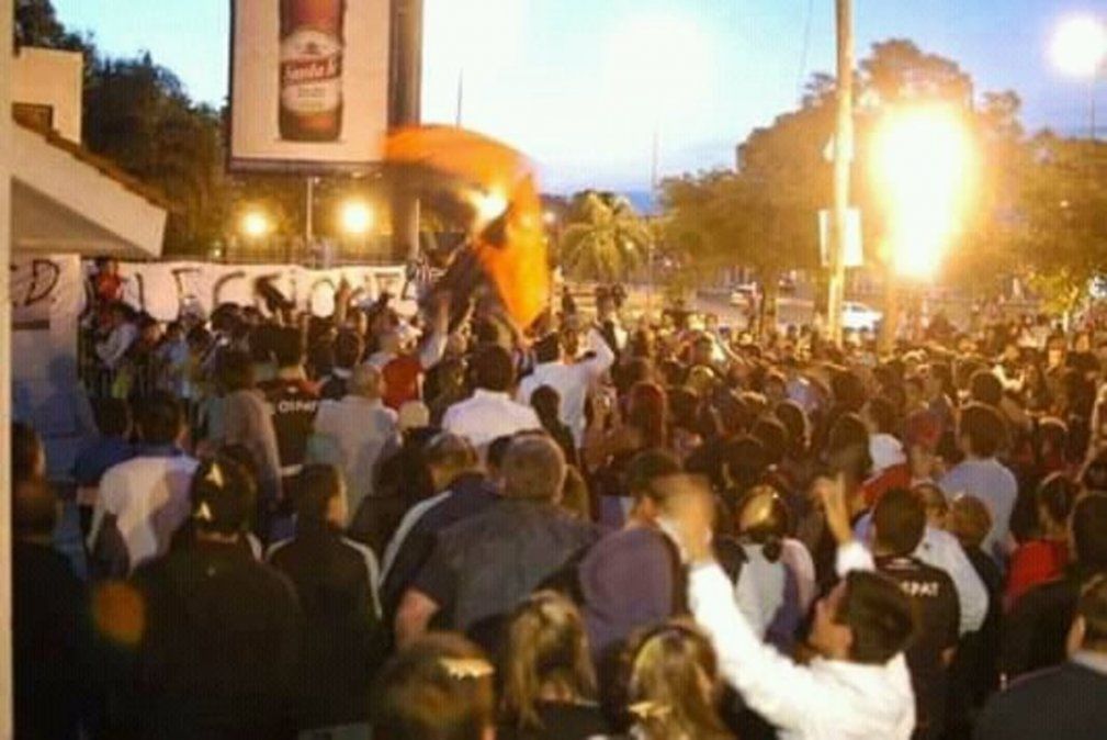 Los hinchas de Colón se agolpan en inmediaciones de la sede social ubicada en la Avenida Juan José Paso. 