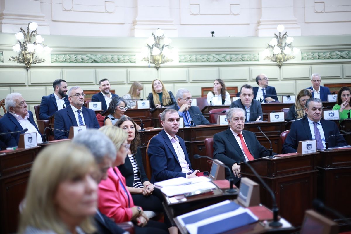La sesión conjunta de diputados y senadores, la Legislatura de Santa Fe aprobó la sanción contra el fiscal Matías Edery, quien fue suspendido por cuatro meses. La sesión conjunta de diputados y senadores, la Legislatura de Santa Fe aprobó la sanción contra el fiscal Matías Edery, quien fue suspendido por cuatro meses.