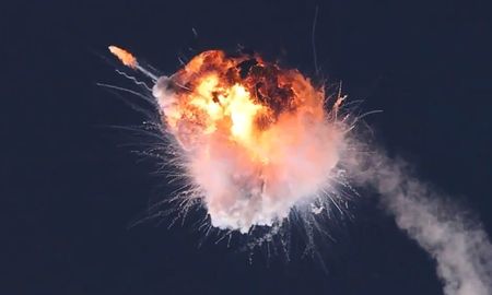 El cohete Alpha se desvió y dio una vuelta. La estructura soportó y parecía recuperar rumbo, pero volvió a desviarse. Luego simplemente explotó. El cohete Alpha se desvió y dio una vuelta. La estructura soportó y parecía recuperar rumbo, pero volvió a desviarse. Luego simplemente explotó.