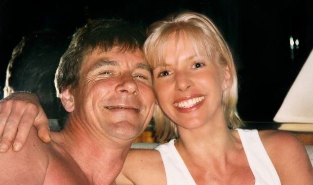Su última pareja fue Helen Dyson (foto), 18 años menor, quien cambiaría su vida definitivamente, ya que gracias a ella dejó el alcohol, el cigarrillo y bajó de peso. El lunes 14 de junio de 1993, la llamó por teléfono y le propuso matrimonio, lo que ella aceptó. Pero, en la mañana del martes 15, un infarto de miocardio terminó con la vida de James Hunt mientras dormía. Tenía 45 años.