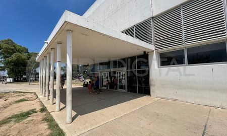 El comerciante fue trasladado al nuevo hospital Iturraspe donde fue atendido de inmediato, pero a raíz de la gravedad de las heridas, falleció. El comerciante fue trasladado al nuevo hospital Iturraspe donde fue atendido de inmediato, pero a raíz de la gravedad de las heridas, falleció.