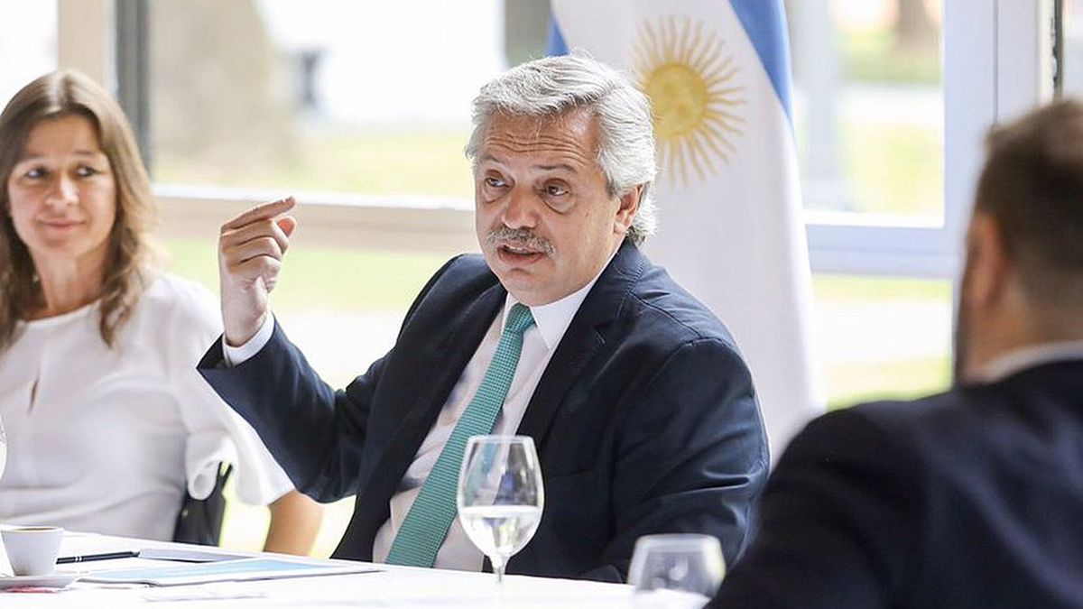 Alberto Fernández junto a la ministra de Seguridad Sabina Frederic.