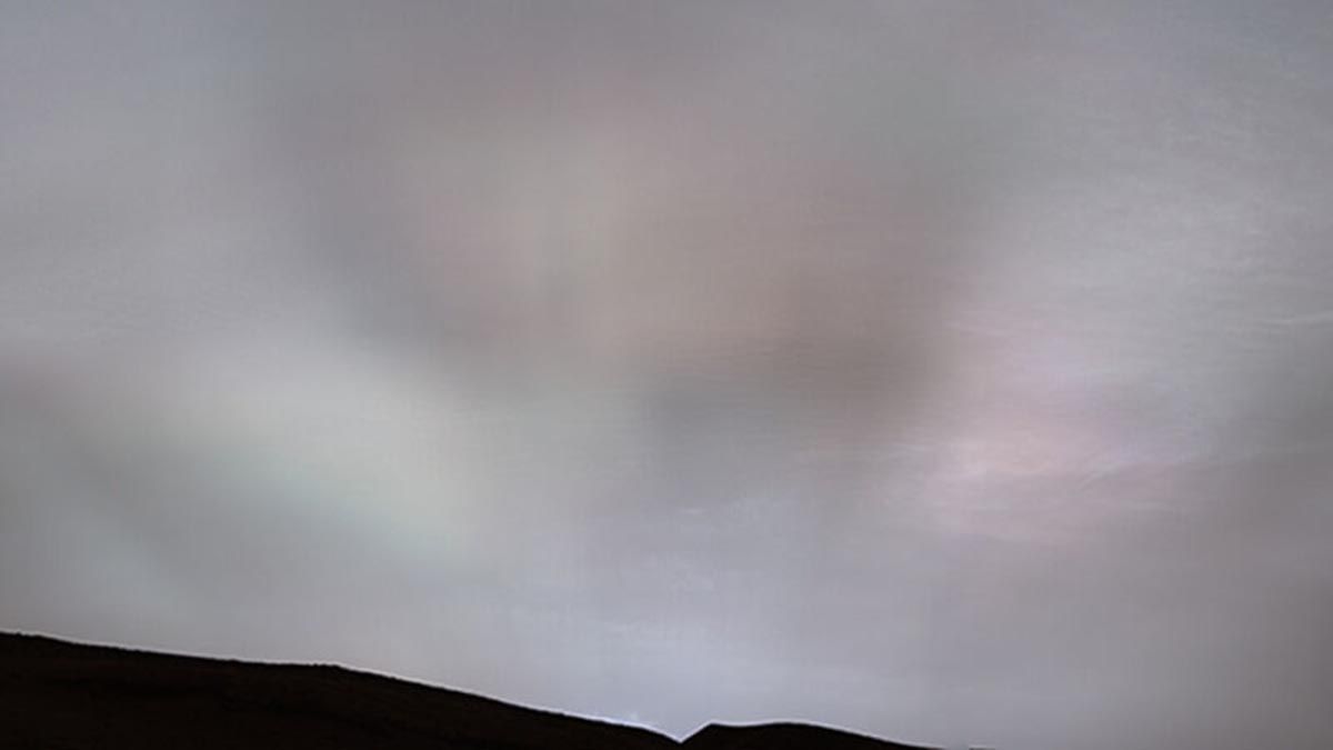 El rover Curiosity de la Nasa capturó estos rayos de sol brillando a través de las nubes del atardecer marciano del 2 de febrero de 2023