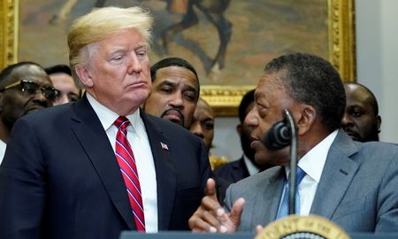 Robert Johnson (d) con Donald Trump en la Casa Blanca el 12 de diciembre de 2018. Jonathan Ernst / Reuters Robert Johnson (d) con Donald Trump en la Casa Blanca el 12 de diciembre de 2018. Jonathan Ernst / Reuters