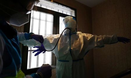 Personal médico se acondiciona para atender a pacientes (REUTERS/Sergio Pérez) Personal médico se acondiciona para atender a pacientes (REUTERS/Sergio Pérez)