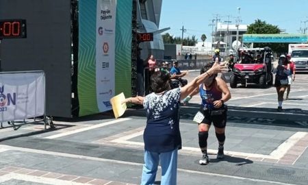 Llegó última en la maratón y su madre la esperó con los brazos abiertos: Sí se pudo Llegó última en la maratón y su madre la esperó con los brazos abiertos: Sí se pudo