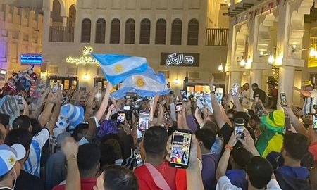 El Pulgar Dorado está ubicado en el corazón de Souq Waqif en Doha. El Pulgar Dorado está ubicado en el corazón de Souq Waqif en Doha.