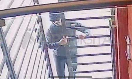 Captura del video donde se ve a Mario A. B. entrando al edificio, el 10 de julio.