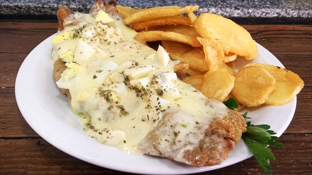 Con pocos ingredientes y sin complicaciones, este plato conquista por su salsa de crema y queso gratinado.