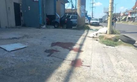 El hombre abatido cayó en el lugar y falleció como consecuencia de la herída. El hombre abatido cayó en el lugar y falleció como consecuencia de la herída.