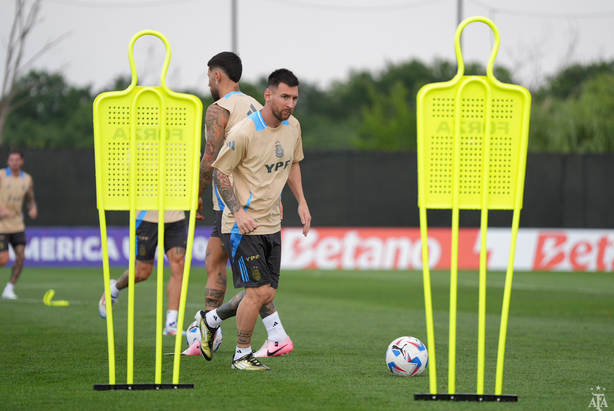 La Selección Argentina prueba pensando en Chile, rival del martes en la Copa América. La Selección Argentina prueba pensando en Chile, rival del martes en la Copa América.
