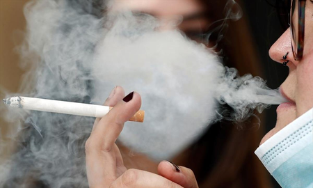Fumar al aire libre esparce el coronavirus hasta 8 metros de distancia, advierten los expertos Fumar al aire libre esparce el coronavirus hasta 8 metros de distancia, advierten los expertos