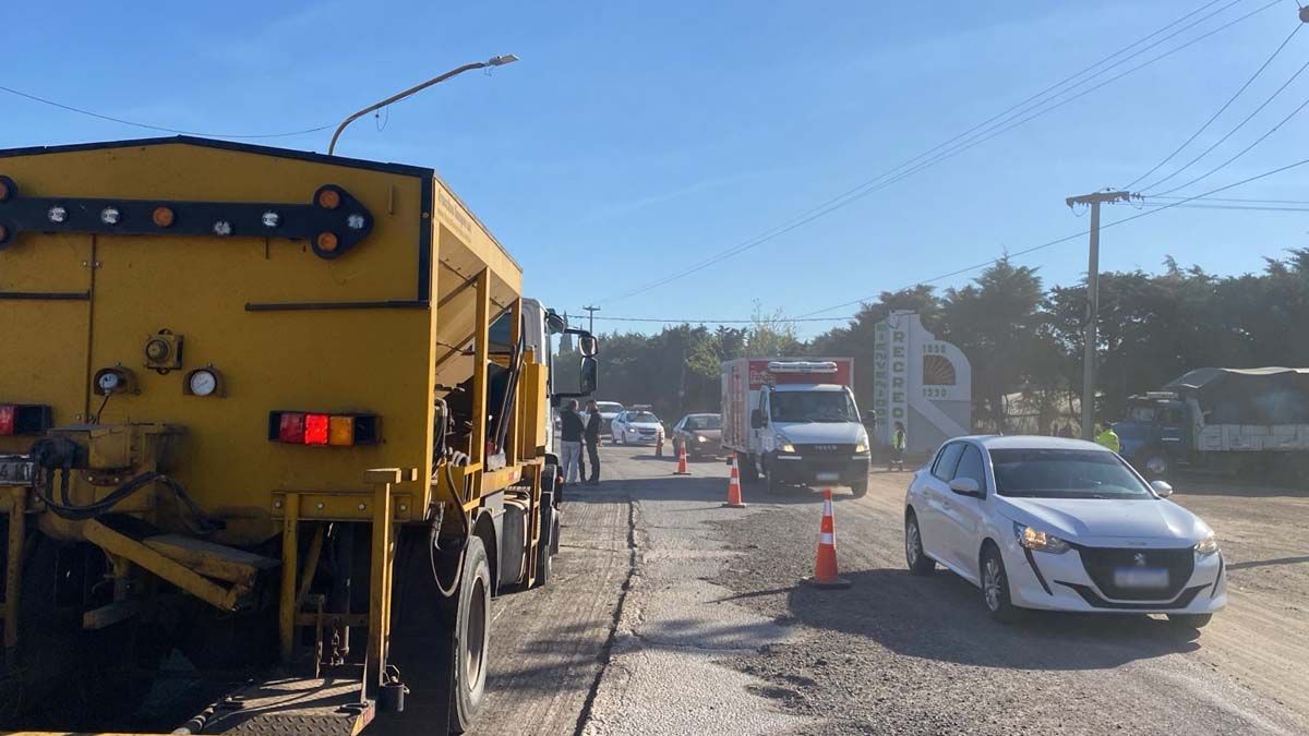 Vialidad Nacional realiza este martes trabajos en el límite entre la ciudad de Santa Fe y el municipio de Recreo.