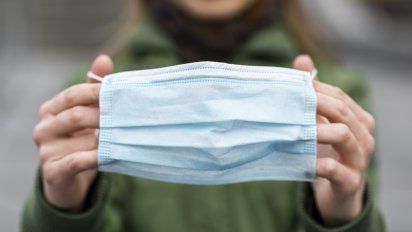 Alerta en Europa: volvió el barbijo y el confinamiento a Reino Unido por brote de inusual gripe