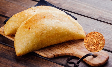 Empanadas de pollo y salsa blanca. Empanadas de pollo y salsa blanca.