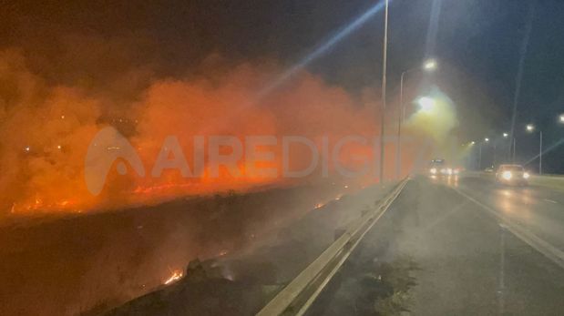 Un gran incendio se desató en la autopista Rosario-Santa Fe, en la mano hacia la capital provincial.