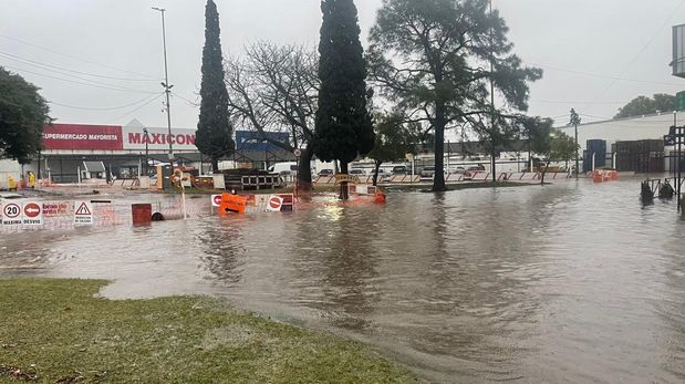 La intersección de J.J. Paso y Dr. Zavalla, un punto crítico en la ciudad de Santa Fe cada vez que llueve.