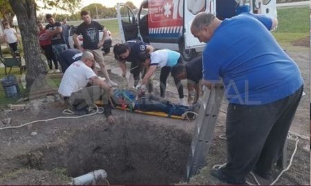 El momento en que rescataron al joven del pozo. Gentileza San Justo Noticias. El momento en que rescataron al joven del pozo. Gentileza San Justo Noticias.