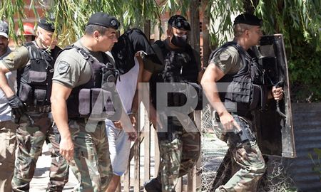 El joven depuso su actitud y fue trasladado a sede policial El joven depuso su actitud y fue trasladado a sede policial