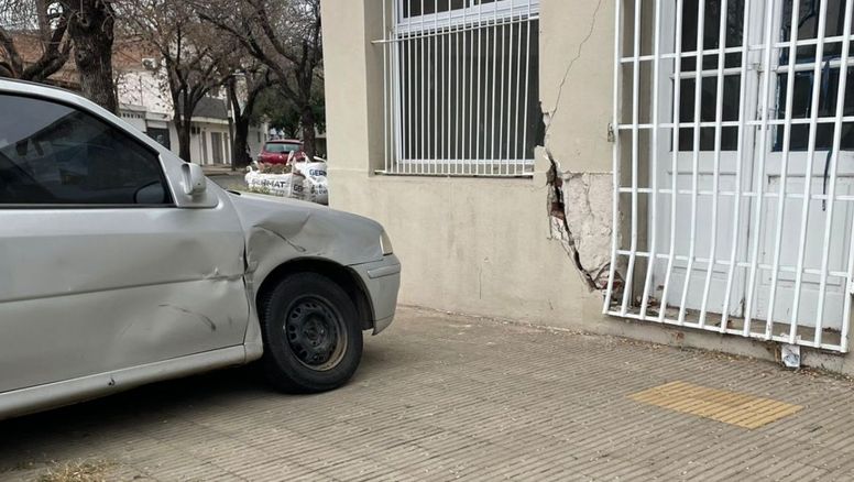 Fuerte choque entre dos autos en una peligrosa esquina de barrio Candioti norte