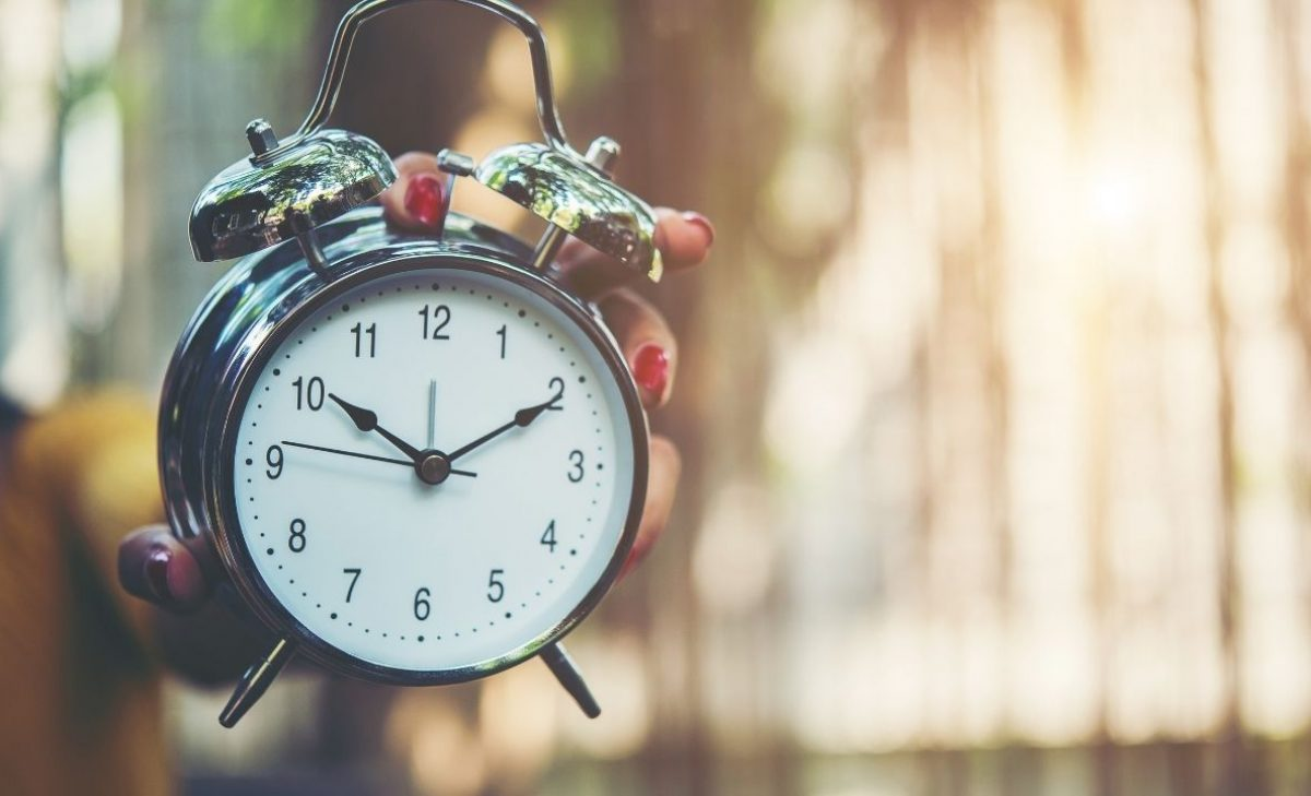 Qué significa las 10:10 en las horas espejo y su relación con el dinero