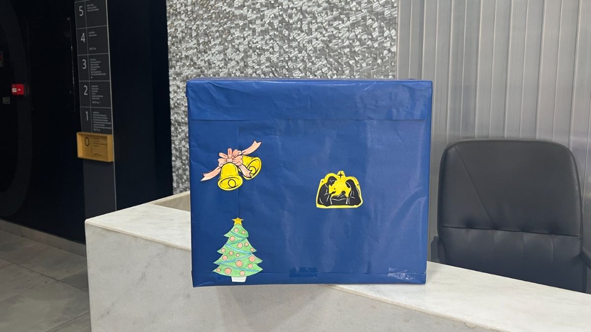 La primera caja navideña proveniente de un oyente de AIRE.
