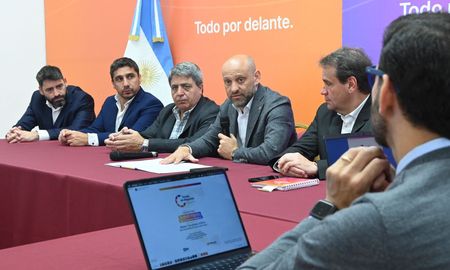 El ministro de Desarrollo Productivo, Gustavo Puccini, encabezó en Rosario la presentación de la 3ª Ronda de Negocios de Consumo Masivo que se desarrollará en esa ciudad el próximo 23 de octubre. El ministro de Desarrollo Productivo, Gustavo Puccini, encabezó en Rosario la presentación de la 3ª Ronda de Negocios de Consumo Masivo que se desarrollará en esa ciudad el próximo 23 de octubre.