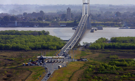 El Puente Rosario - Victoria está dentro de la lista de las Rutas Nacionales, que el Gobierno de Javier Milei llamó a licitación para privatizar. El Puente Rosario - Victoria está dentro de la lista de las Rutas Nacionales, que el Gobierno de Javier Milei llamó a licitación para privatizar.