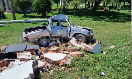 Accidente en la ruta provincial 6: una camioneta chocó una garita. Accidente en la ruta provincial 6: una camioneta chocó una garita.