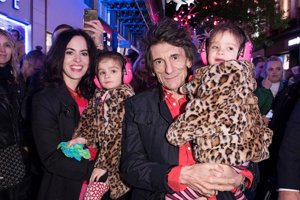Ron Wood, su esposa e hijas.