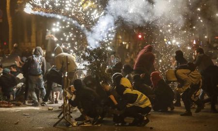 la tension sigue escalando en cataluna tras nuevos disturbios y una agresion ultraderechista la tension sigue escalando en cataluna tras nuevos disturbios y una agresion ultraderechista